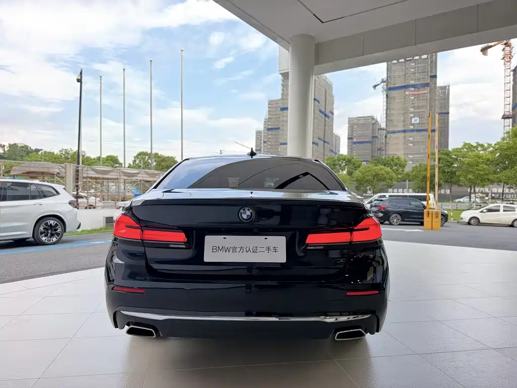 BMW 5 Series — миниатюра 6