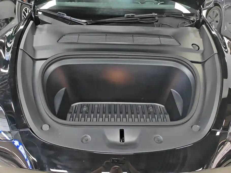 Tesla Model Y — миниатюра 10