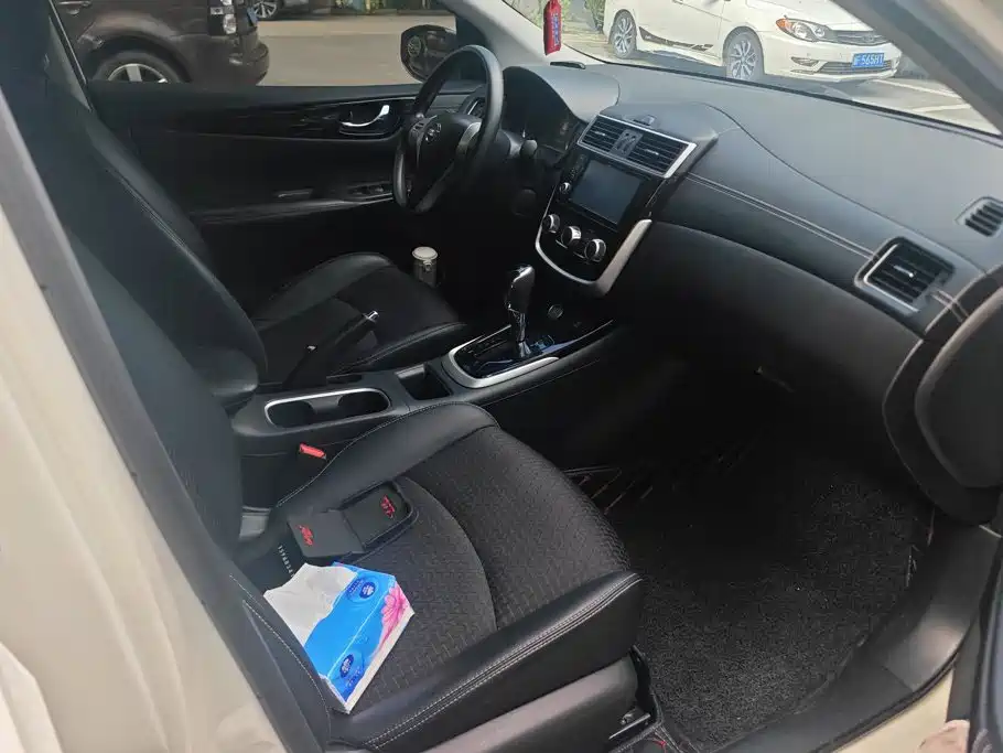 Nissan Tiida — миниатюра 8