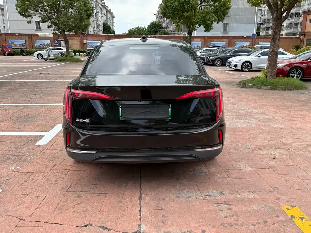 Hongqi E-QM5