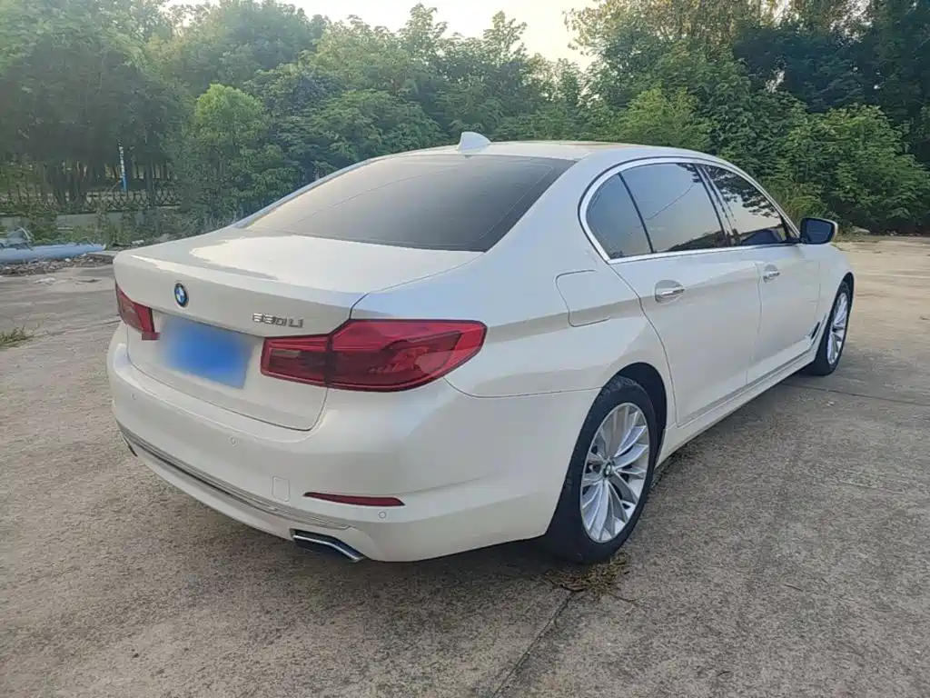 BMW 5 Series — миниатюра 7