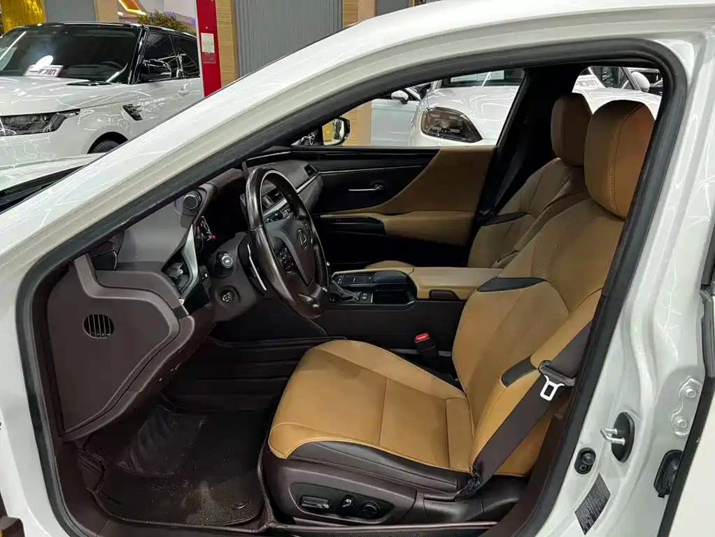 Lexus ES 2020 260