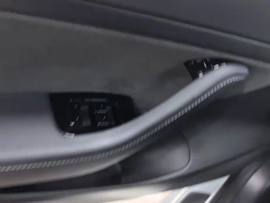 Tesla Model 3 — миниатюра 7