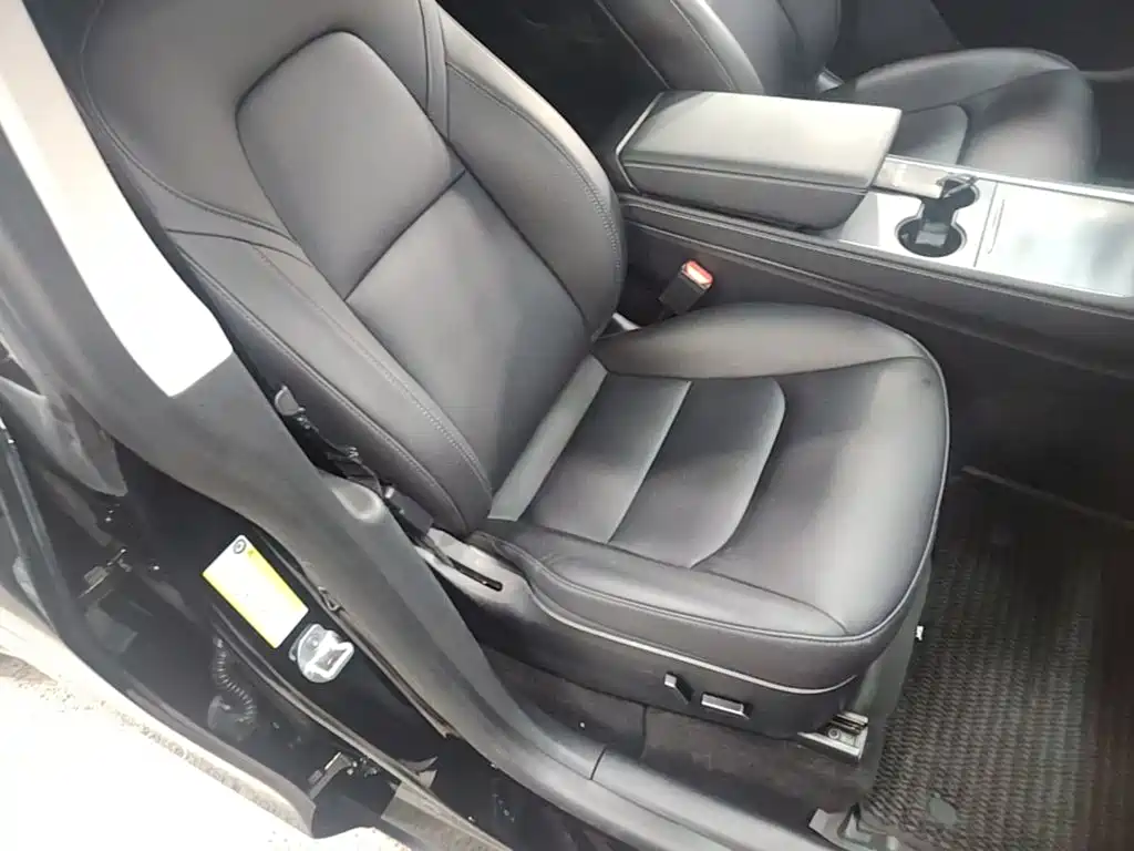 Tesla Model Y — миниатюра 25