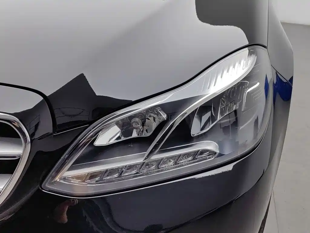 Mercedes-Benz E-Class — миниатюра 7