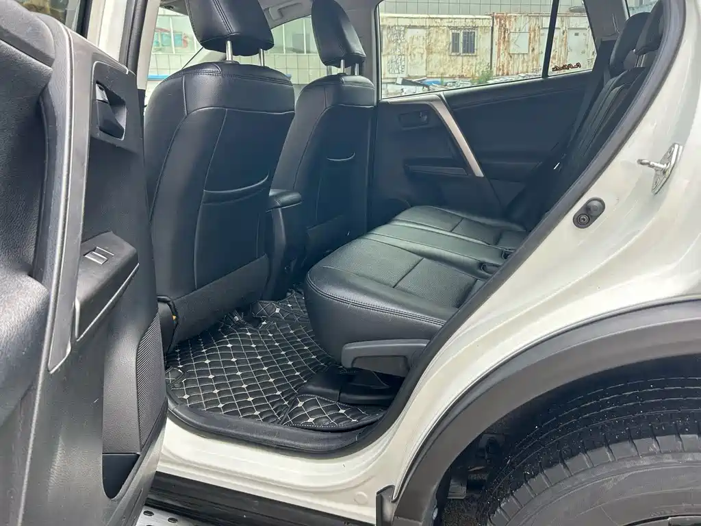 Toyota RAV4 — миниатюра 4