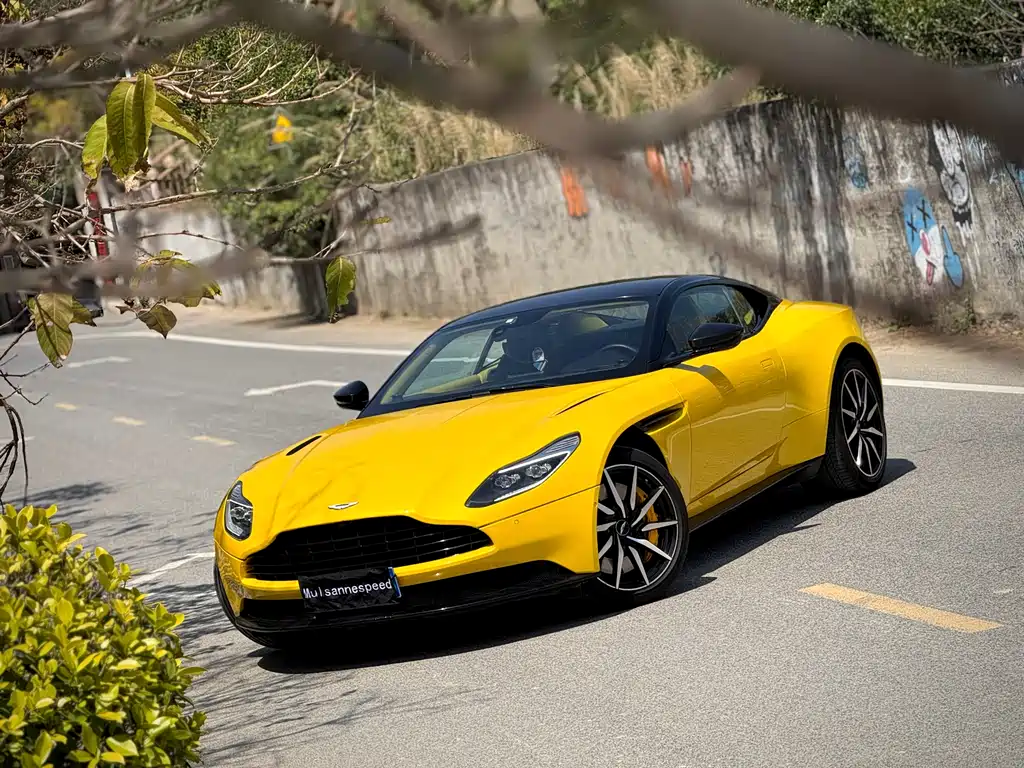 ASTON MARTIN DB11