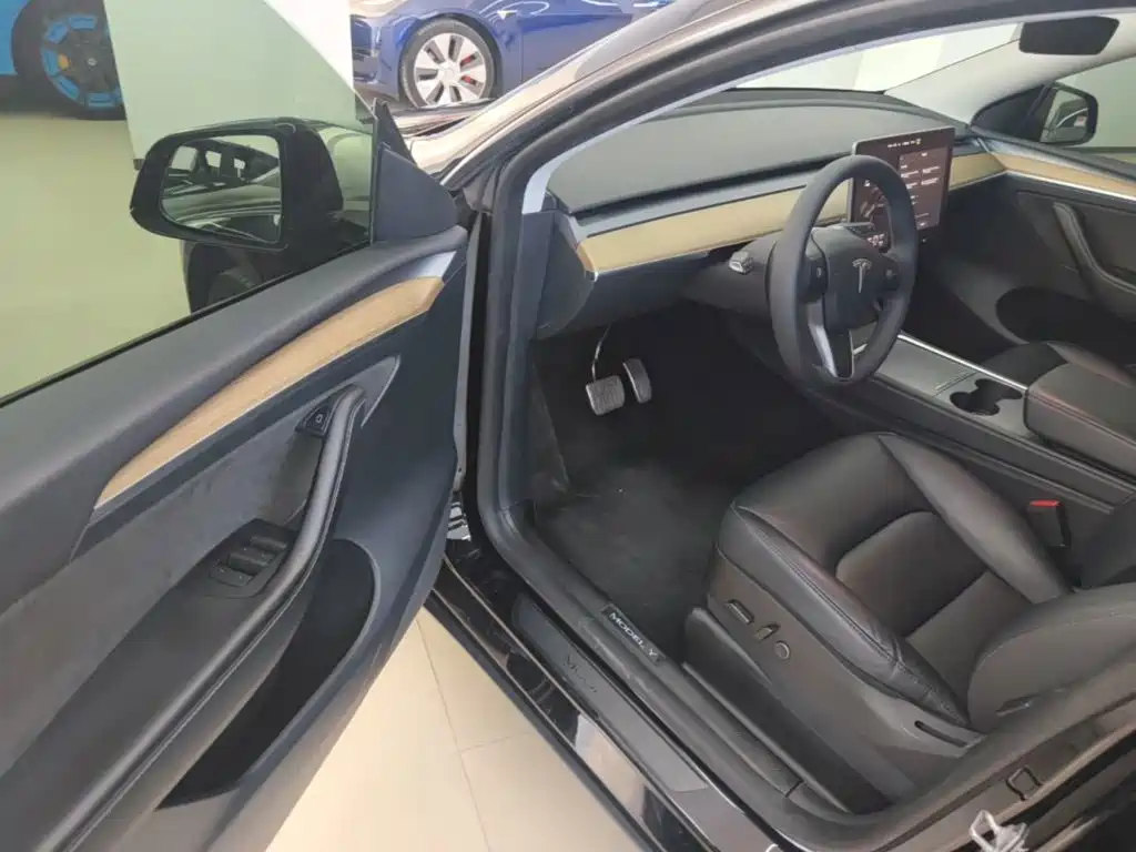 Tesla Model Y — миниатюра 16