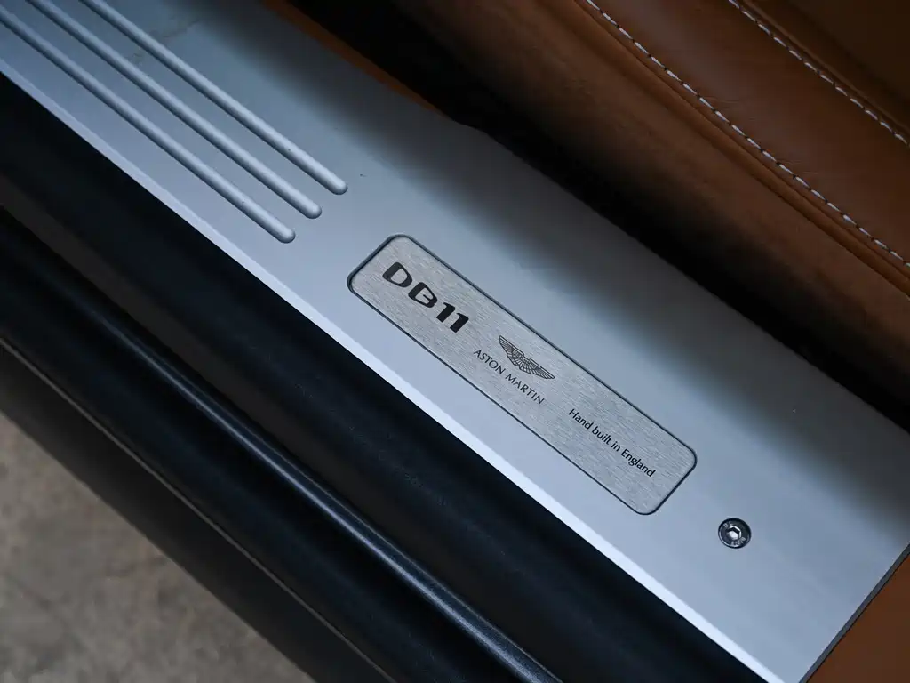 Aston Martin DB11 — миниатюра 14
