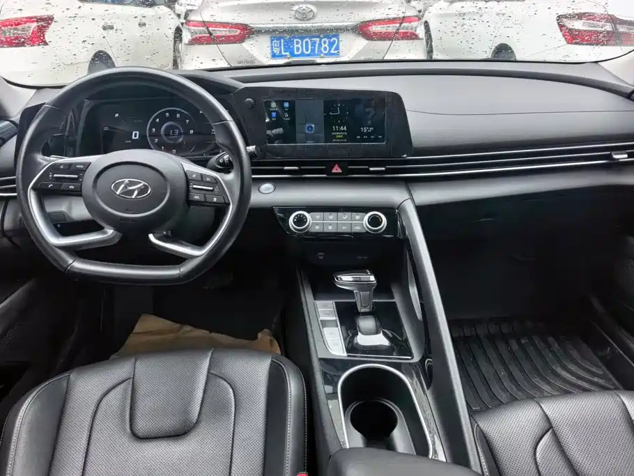 Hyundai Elantra — миниатюра 12