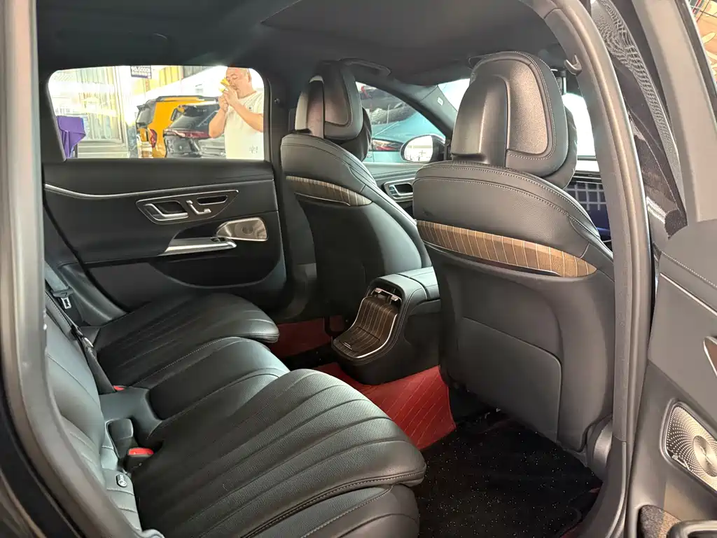 Mercedes-Benz E-Class — миниатюра 8