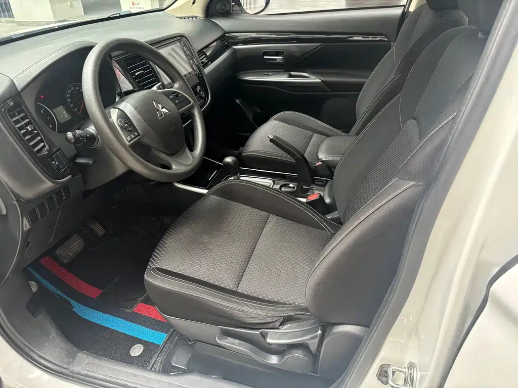 MITSUBISHI OUTLANDER