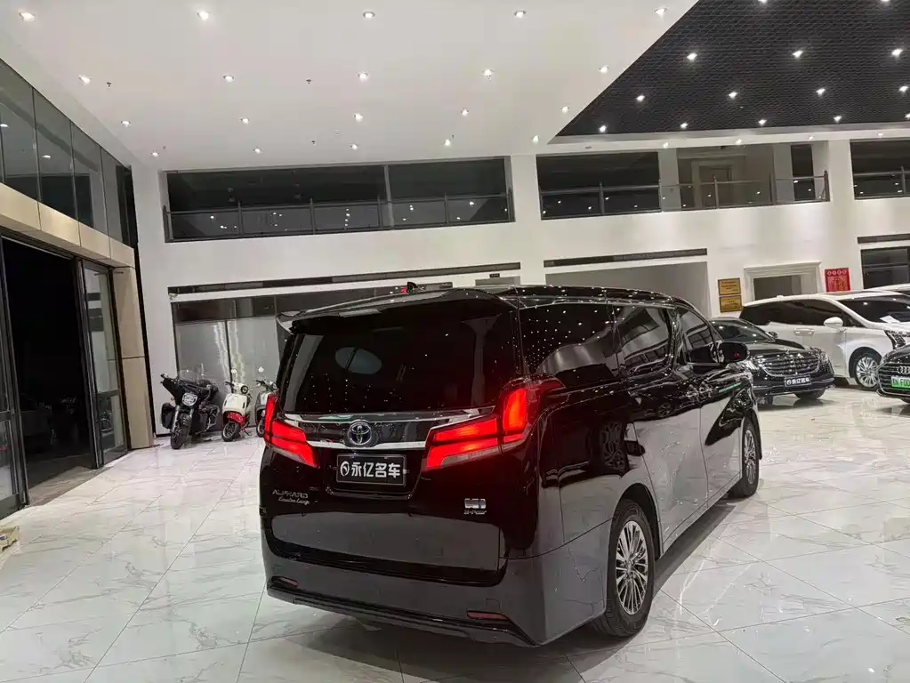 Toyota Alphard — миниатюра 17