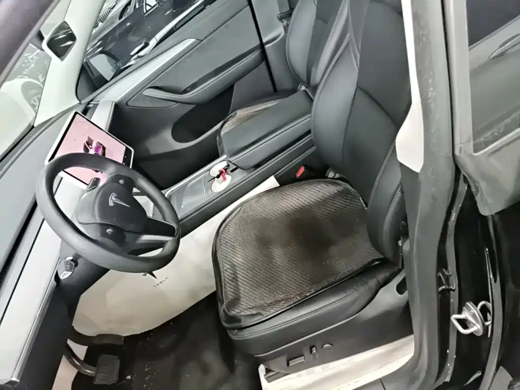 Tesla Model Y — миниатюра 15
