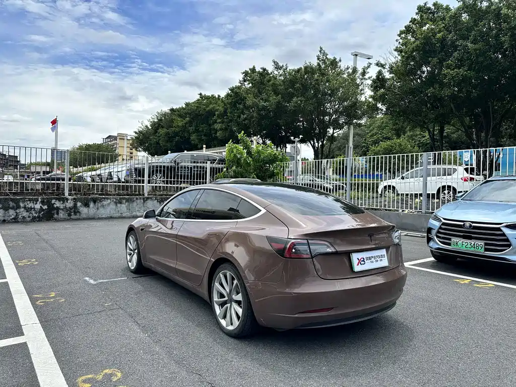 Tesla Model 3 — миниатюра 7
