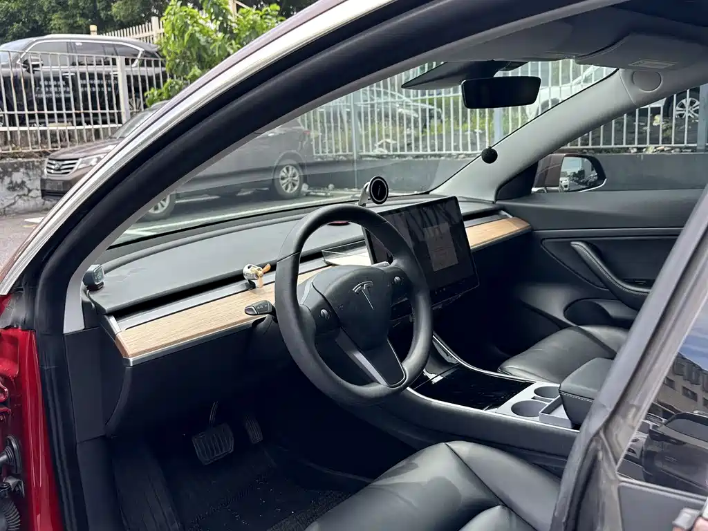 Tesla Model 3 — миниатюра 13