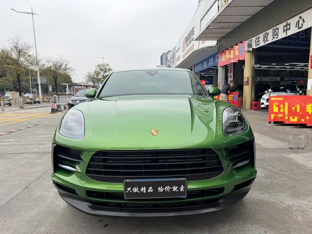 PORSCHE MACAN