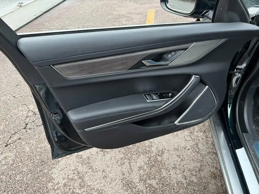 Jaguar XFL — миниатюра 6