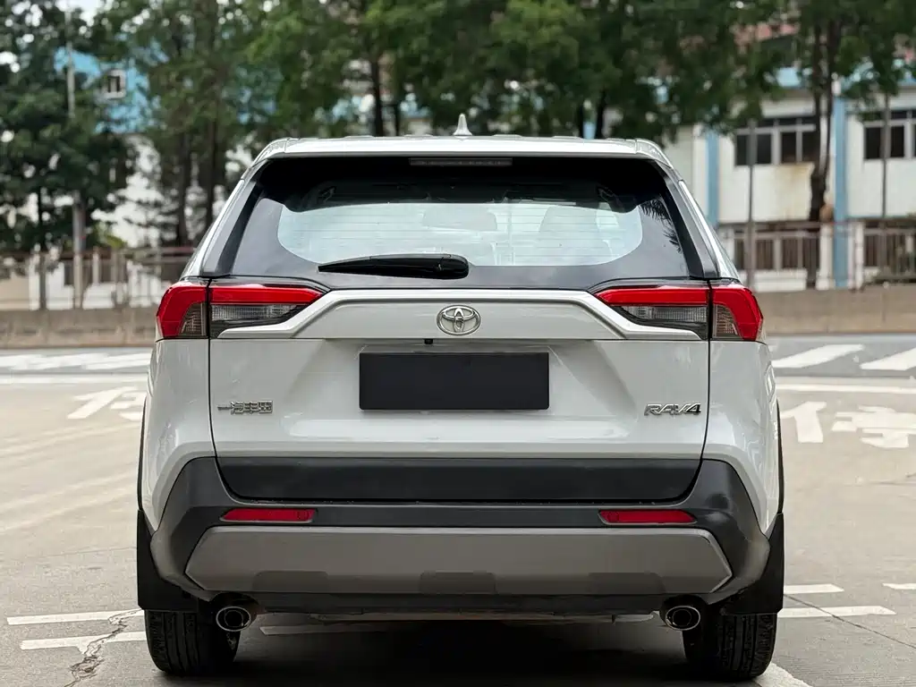 Toyota RAV4 — миниатюра 11