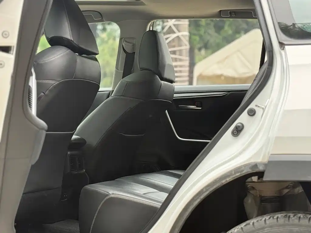 Toyota RAV4 — миниатюра 8
