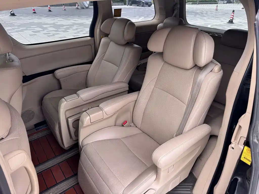 Toyota Alphard — миниатюра 7