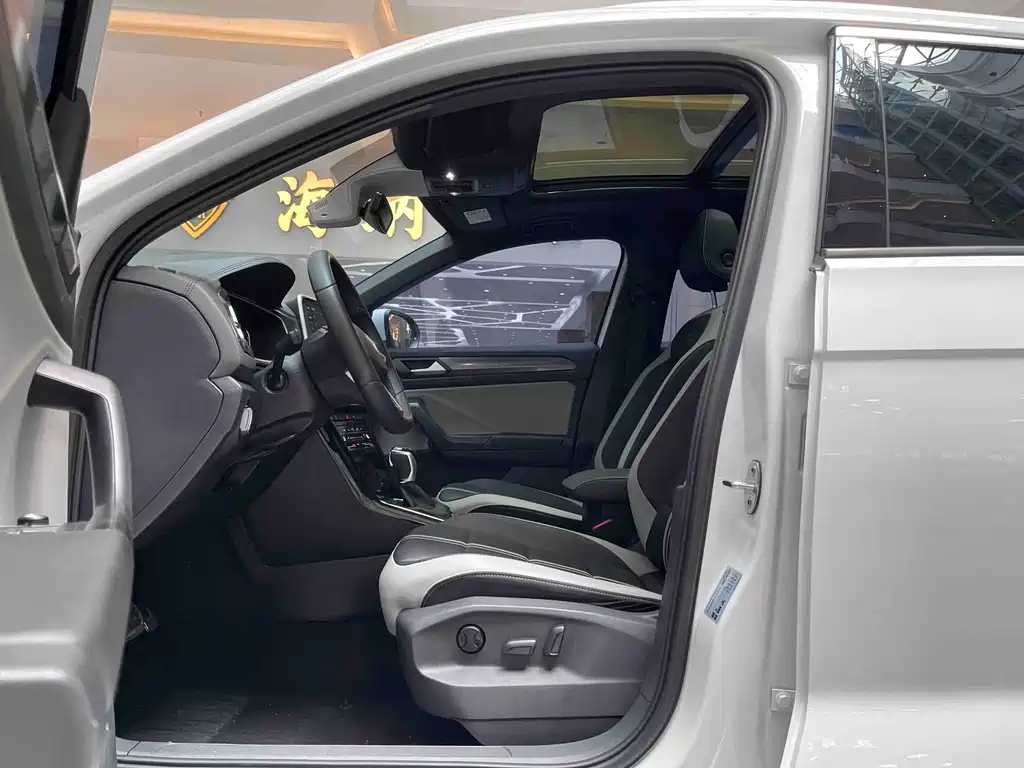 Volkswagen T-Roc — миниатюра 10