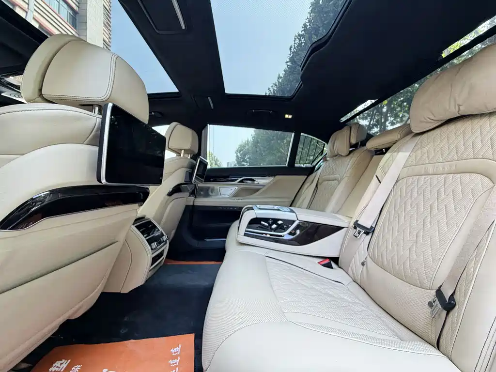BMW 7 Series — миниатюра 10