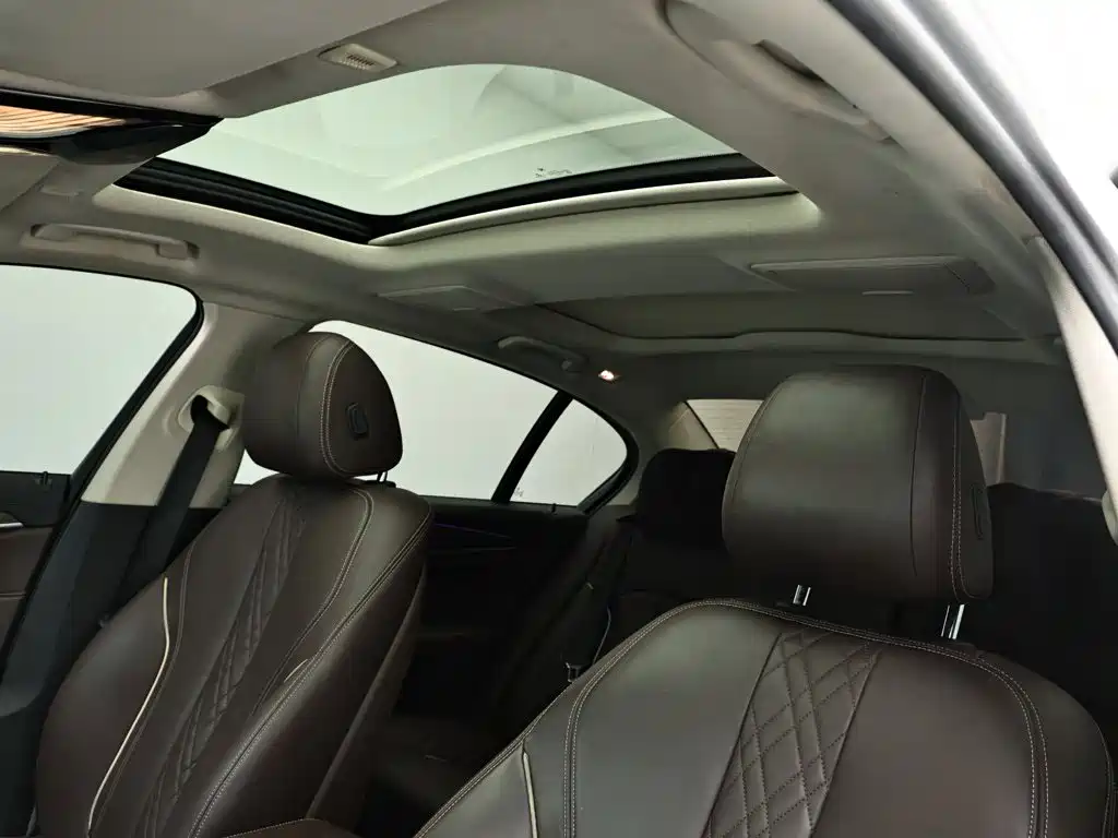 BMW 5 Series New Energy — миниатюра 10
