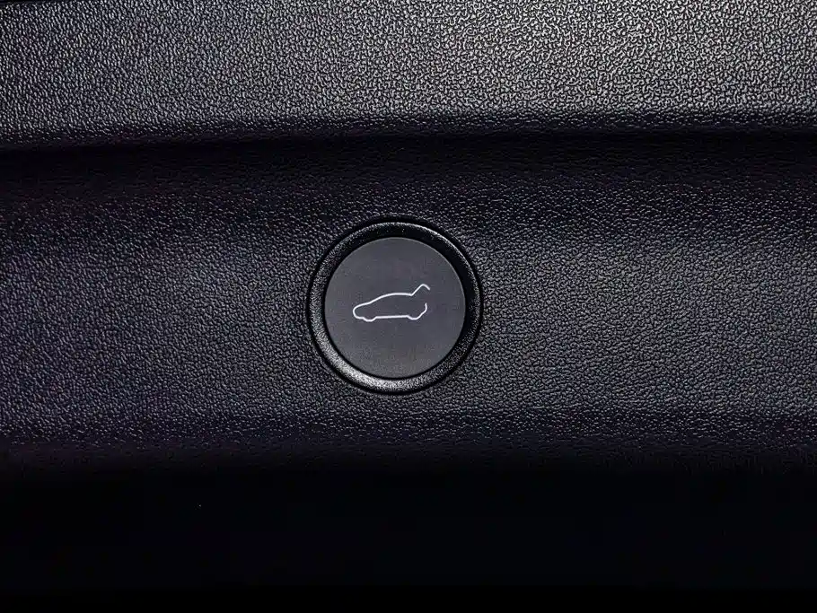Tesla Model Y — миниатюра 7