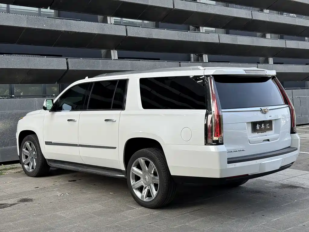 Cadillac Escalade — миниатюра 11