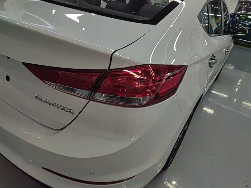 Hyundai Elantra — миниатюра 8