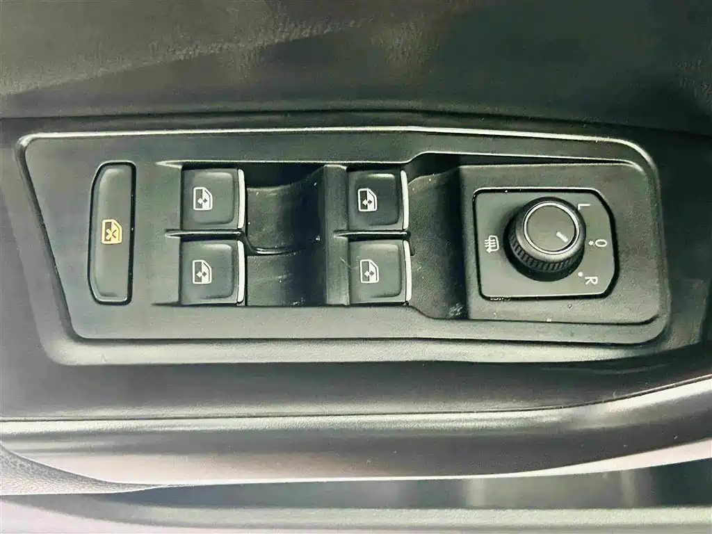 Volkswagen T-Roc — миниатюра 19