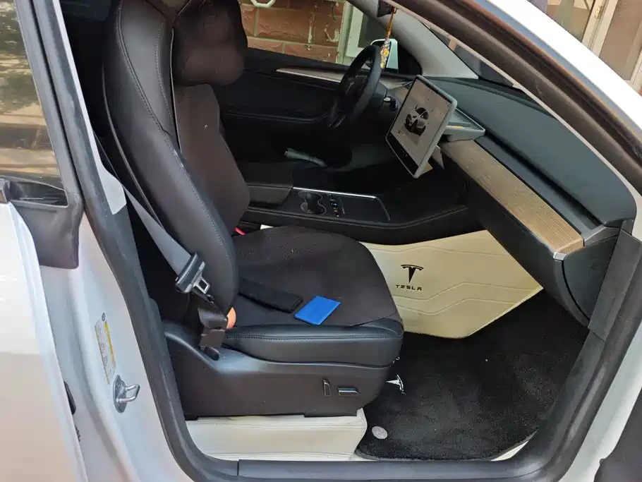Tesla Model Y — миниатюра 8