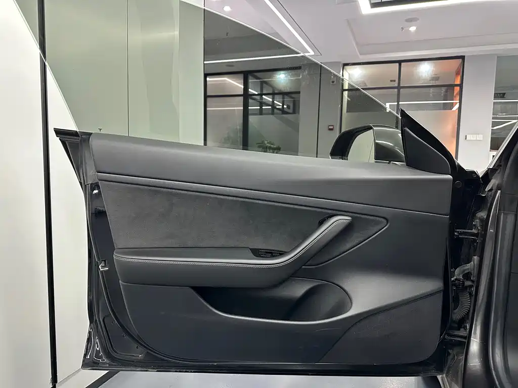 Tesla Model 3 — миниатюра 13