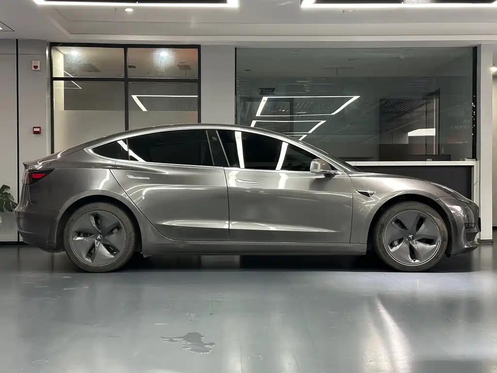 Tesla Model 3 — миниатюра 3