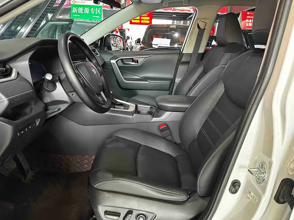 Toyota RAV4 — миниатюра 9