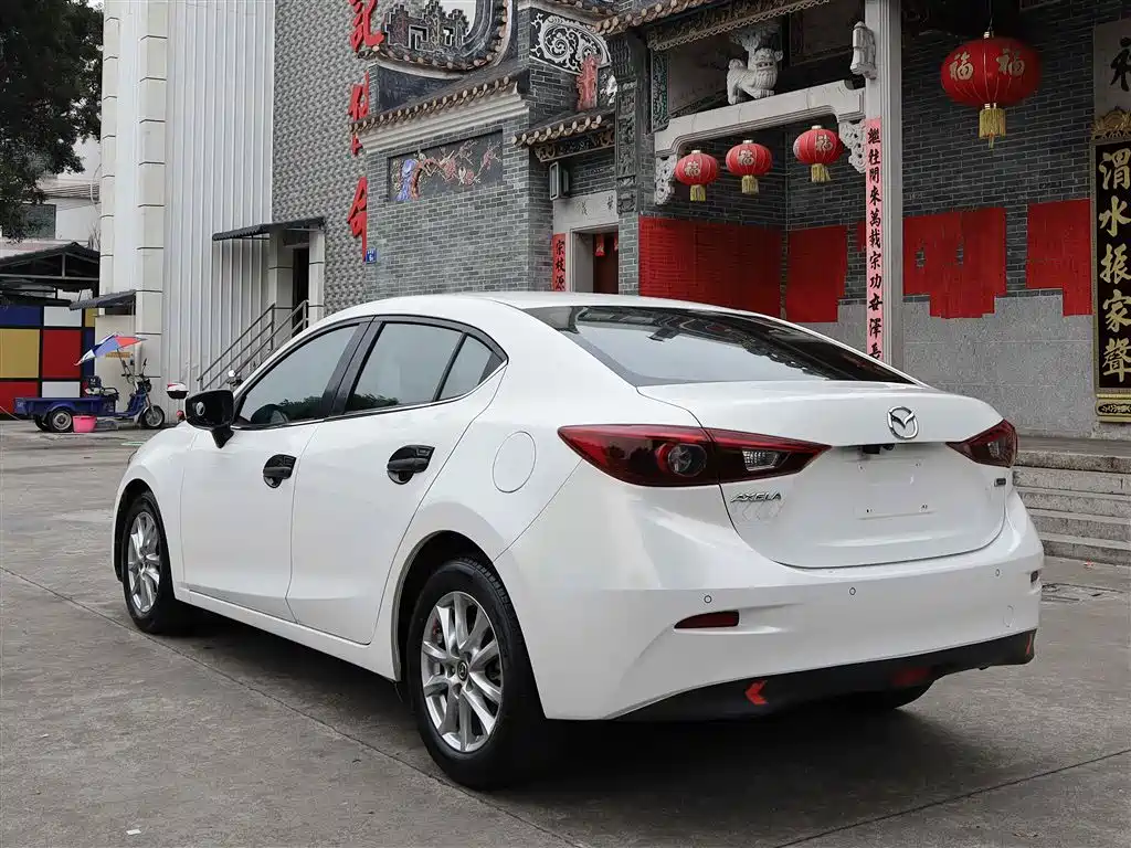 Mazda Mazda3 3 2017 1.5L AT Luxury V