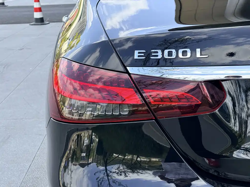 Mercedes-Benz E-Class — миниатюра 10