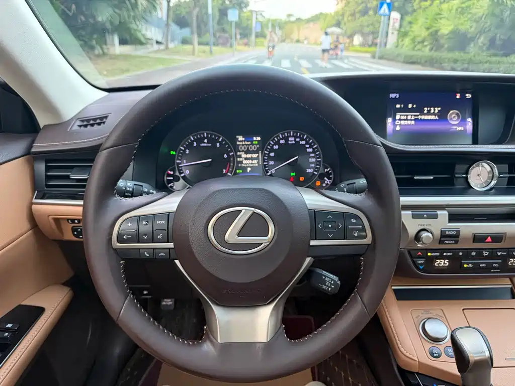 Lexus ES — миниатюра 11