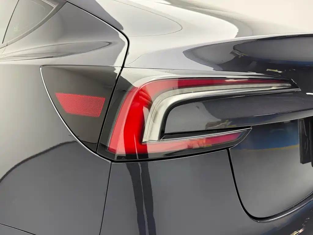 Tesla Model 3 — миниатюра 7