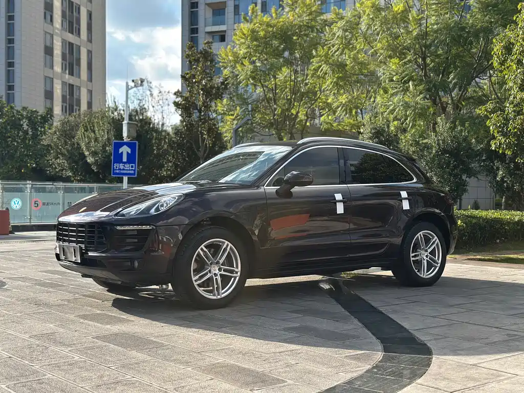 PORSCHE MACAN