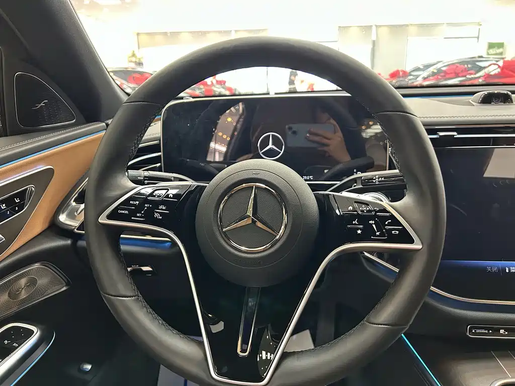 Mercedes-Benz E-Class — миниатюра 11