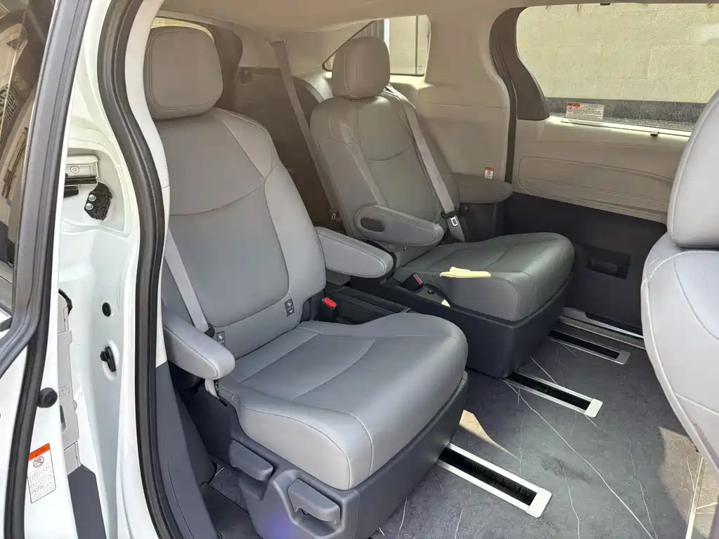Toyota Granvia — миниатюра 14