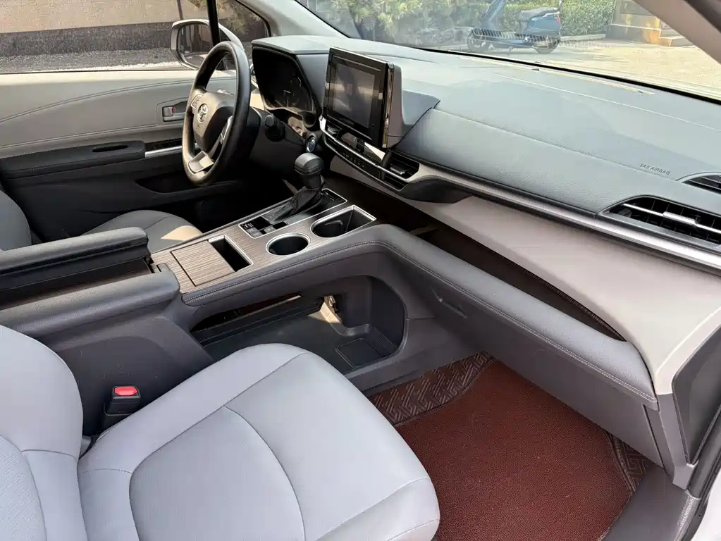 Toyota Granvia — миниатюра 17
