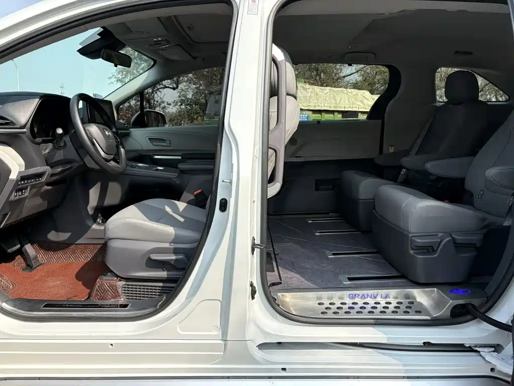 Toyota Granvia — миниатюра 9