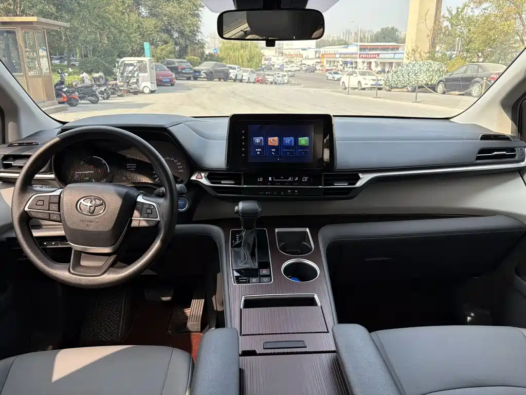 Toyota Granvia — миниатюра 13