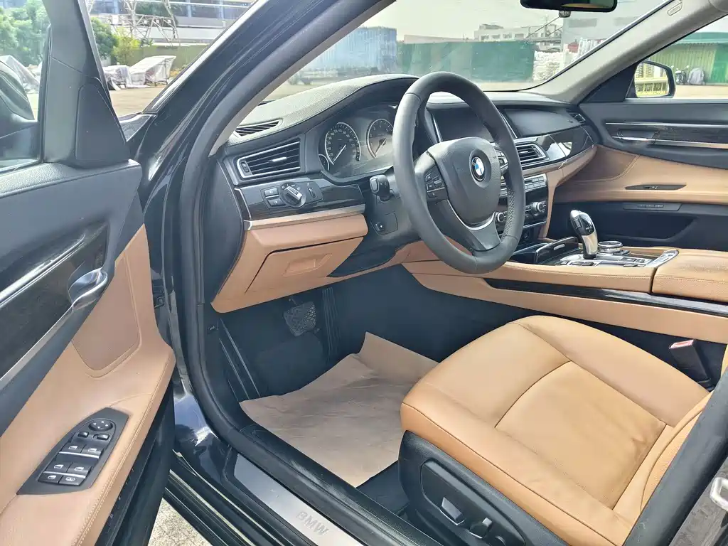 BMW 7 Series — миниатюра 8
