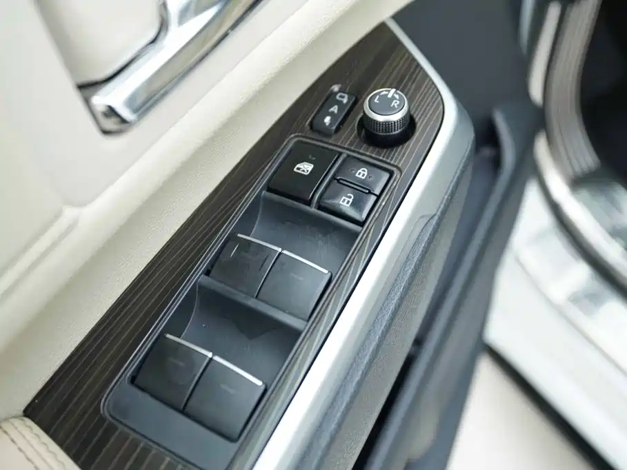 Toyota Granvia — миниатюра 10