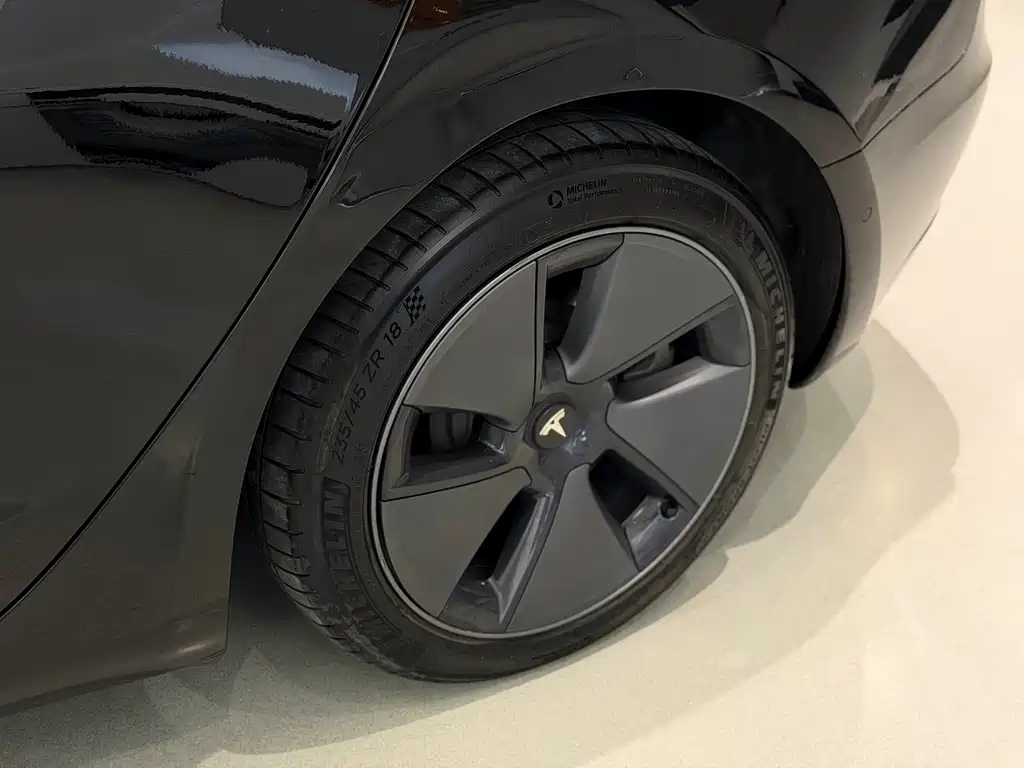 Tesla Model 3 — миниатюра 7