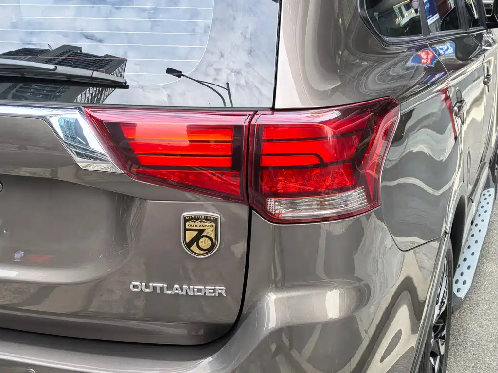 MITSUBISHI OUTLANDER